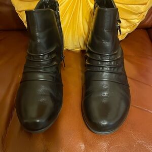 Earth black leather boots, very little wear. Very comfortable.